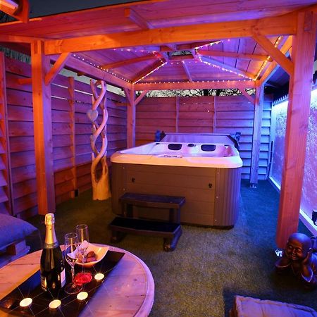 Lovina Chambre De Charme Avec Jaccuzi Velaux Kültér fotó