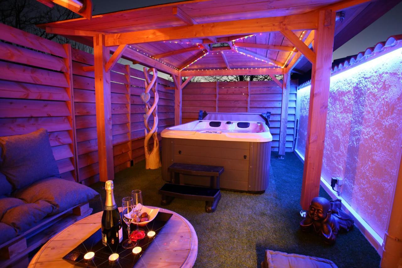 Lovina Chambre De Charme Avec Jaccuzi Velaux Kültér fotó